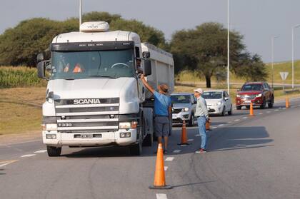 Control de cargas en el cruce de Altos Fierro, ruta 36 (autopista Córdoba - Río Cuarto) y C45