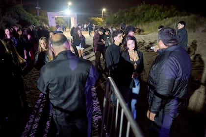 Control de DNI en los molinetes de ingreso de Boutique Club del Mar, con personal de seguridad revisando documentación antes de permitir la entrada al boliche