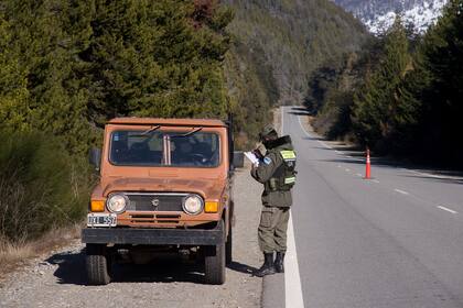 Control de Gendarmeria Nacional en la ruta 40, kilometros antes de Villa Mascardi; la comunidad lof Lafken Winkul Mapu tuvo varios cruces con las fuerzas