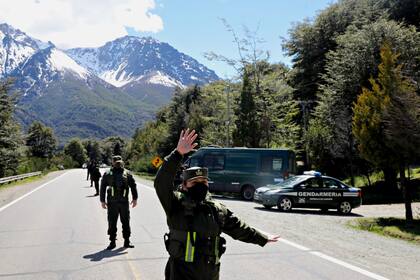 Control de Gendarmería sobre la Ruta 40, a 20 kilómetros de Bariloche, rumbo a El Bolsón