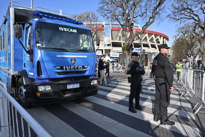 Control policial en las inmediaciones del Monumental