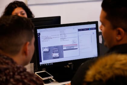 Las demandas se reciben por los chats y son derivadas a los controladores de faltas que dan curso al trámite; pueden atender hasta tres gestiones en simultáneo