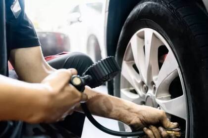 Controlar la presión de los neumáticos regularmente ahorrará gasolina.