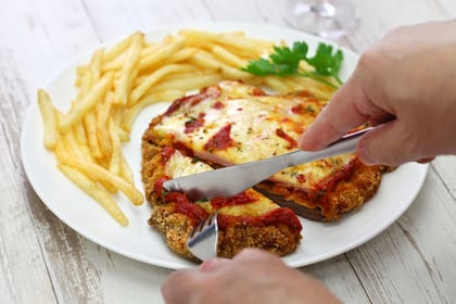 Controlarse el consumo de alimentos fritos, ricos en grasas saturadas, gaseosas y bebidas azucaradas es ideal para tratar la afección