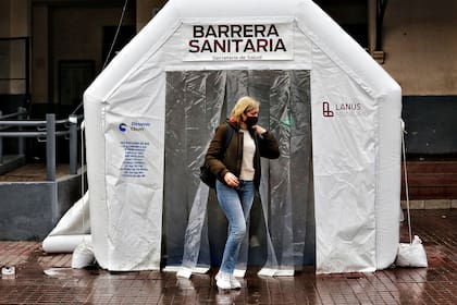 En la estación Lanús, los pasajeros atraviesan un túnel de desinfección