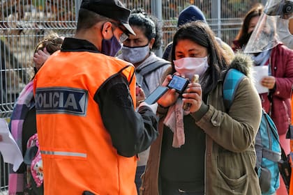Controles a pasajeros de la línea de trenes San Martín