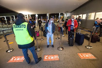 Controles a pasajeros en Ezeiza cuando se rehabilitaron los vuelos domésticos