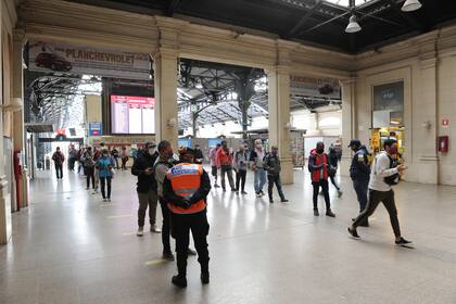 Controles a pasajeros en la estación de Retiro