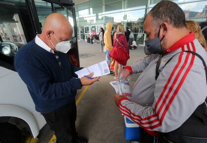 Controles antes de abordar, hoy, en la terminal de Mar del Plata 