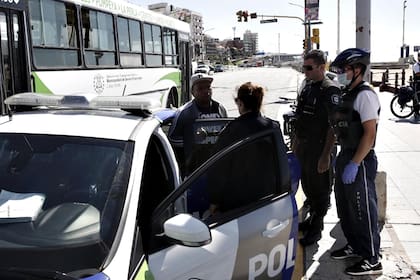 La policía bonaerense vigiló el movimiento en las calles de Mar del Plata