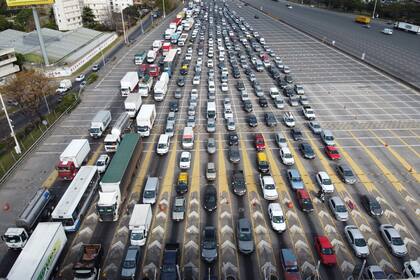 Largas filas de vehículos en el peaje de la Autopista Riccheri