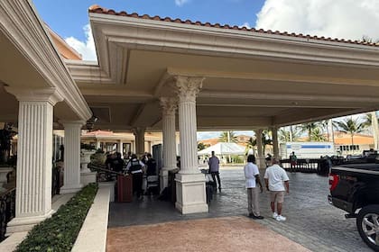 Controles de seguridad en el acceso al Trump National Doral Miami.