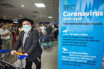 A los pasajeros que ingresan al país desde zonas de riesgo por la cantidad de casos de coronavirus, se les pide que indiquen en una declaración jurada, los lugares que visitaron y si tienen alguna dolencia