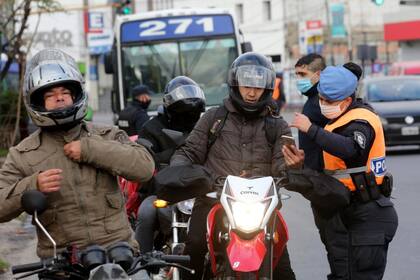 Controles a motoqueros en Av Yrigoyen y Eva Perón Lanús