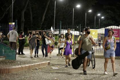 Los encuentros en lugares abiertos son mucho menos peligrosos. Las condiciones en el hogar, los espacios cerrados y la duración del contacto son factores importantes en la transmisión del virus