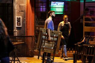 Restricciones. Una noche de sábado con reacciones de jóvenes y dueños de bares