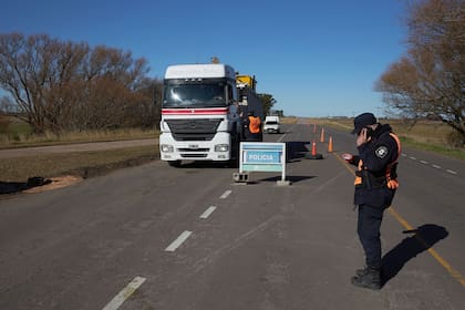 En San Miguel del Monte todos los autos deben pasar por una cortina con liquido sanitizante. La mayoría de los caminos rurales están bloqueados con tierra y tachos de metal