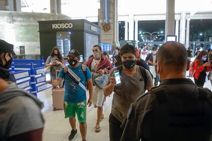 Controles en la estación de Retiro y el tráfico en la ciudad durante la restricción horaria por la pandemia de coronavirus