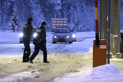 Controles en la frontera en Virolahti, Finlandia. (Heikki Saukkomaa/Lehtikuva via AP)