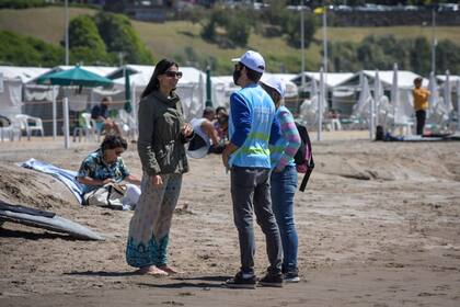 En la playa hubo controles para concientizar a las personas que no cumplían con las normas de prevención como no usar barbijo o tapaboca
