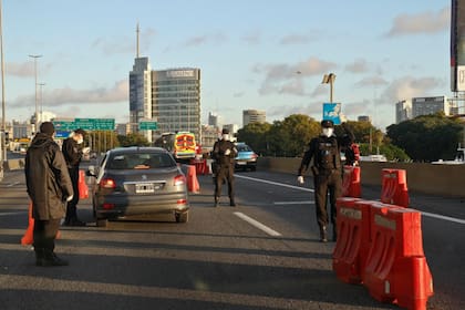 Los controles en los accesos a la Ciudad, una postal habitual en tiempos de aislamiento social