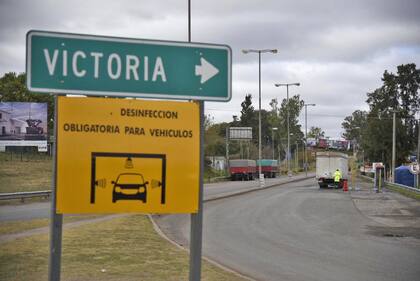 Los vehículos que ingresan a Victoria desde Rosario deben acreditar su condición de esencial