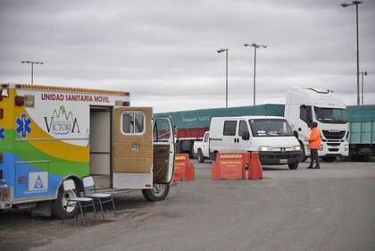 La unidad sanitaria móvil en el puesto de control