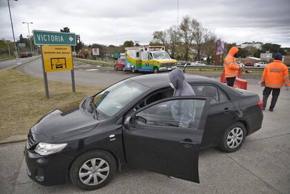 Los vehículos que ingresan a Victoria desde Rosario deben acreditar su condición de esencial