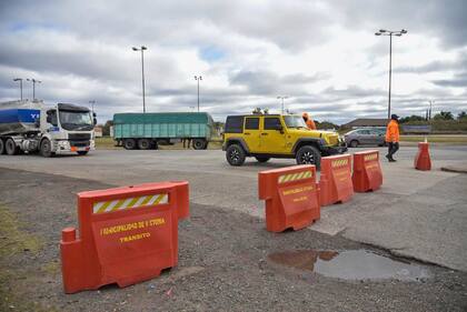 Controles en Victoria, Entre Ríos. Solo ingresan proveedores con permiso y les colocan una faja para que no bajen del vehículo