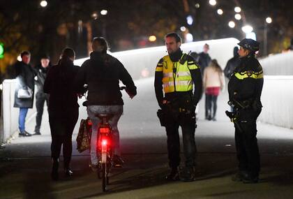 Controles en Zwolle luego de varias noches de protestas. (Photo by JOHN THYS / AFP)