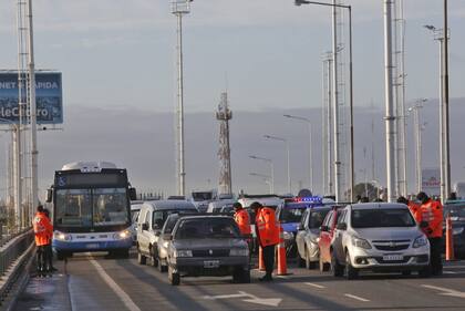 Controles estrictos en Puente La Noria, Sergio Berni llegó en moto al lugar enojado con la policía