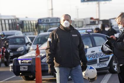Controles estrictos en Puente La Noria, Sergio Berni llegó en moto al lugar enojado con la policía