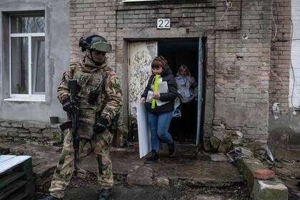 Controles militares en una estación de votación en la región ucraniana de Donetsk, bajo control de las fuerzas rusas. (STRINGER / AFP)