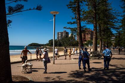 Controles policiales en una playa de Sidney