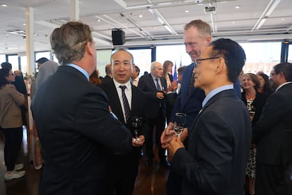 Conversaciones diplomáticas durante el festejo