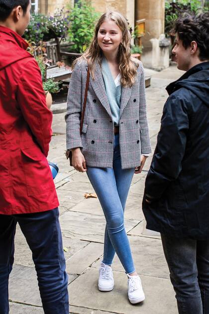 Conversó animadamente con sus nuevos compañeros