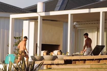 Convertido en exjugador (una arritmia lo obligó a abandonar su carrera), Sergio Agüero disfruta de unos días en José Ignacio. A la hora de bañarse en la pileta, elige un short al estilo de los favoritos de Diego Maradona, quien fuera su suegro.