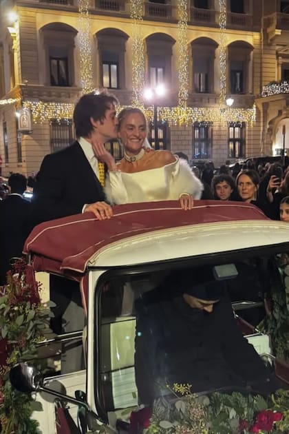Convertidos en marido y
mujer, dejaron la iglesia a
bordo de un Piaggio Ape,
un motocarro de tres ruedas
diseñado originalmente en
1948. Otro homenaje al
padre de la novia, quien
ocupó la presidencia de la
compañía italiana de autos,
motos y scooters