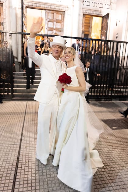 Convertidos en marido y mujer, saludan en la puerta del Templo Libertad, donde se llevó a cabo la ceremonia. 