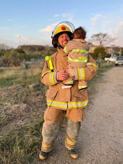 Convertirse en bombero voluntario también significaba asumir la responsabilidad de estar al servicio de la comunidad, una tarea poco sencilla. Al equipo le tocó convocar a quiénes quisieran sumarse entendiendo que, más allá de la satistacción de apagar incendios y salvar vidas, el trabajo del bombero también se trata de rescates y de accidentes viales. Es por eso que xxxx se encargan de entrevistar a los postulantes previo a la capacitación. Están en juego sus vidas. Bomberote vas a cuidadr para que trabaje No hacer locuras va sa ayudar y terminas complicando al riesgo.