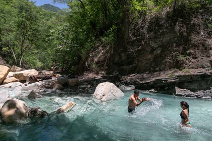 Conviene llevar el traje de baño en la mochila y cambiarse en algún rincón entre la piedra.