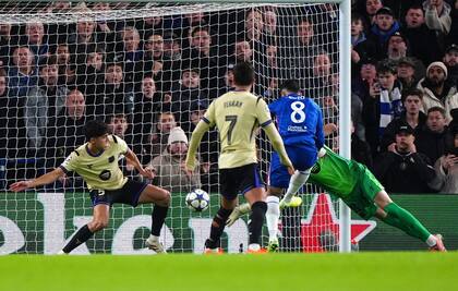 Convierte Enzo Fernández, pero el gol no será convalidado por una mano previa de un compañero