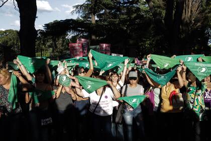 Convocada por la Campaña nacional por el derecho al aborto Legal, seguro y gratuito se realizó el 2° pañuelazo pro-aborto frente a la Residencia de Olivos.