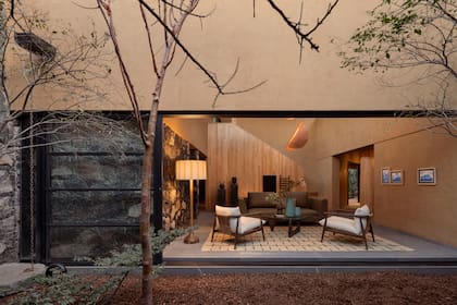 “Convocar al estudio de interiorismo de Karla Vázquez fue uno de los grandes aciertos. Logró acompañar muy bien la arquitectura, aportando escala y calidez, y construyendo un interior coherente, con una clara influencia japonesa que nos encanta”, contaron los arquitectos.