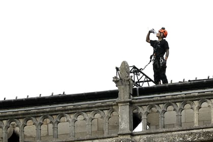 Convocaron a montañistas profesionales para instalar las lonas. El trabajo es en este momento la única prioridad para el arquitecto jefe de la catedral.