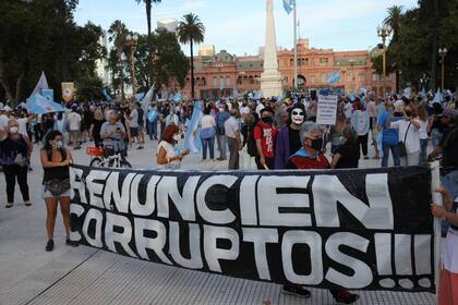 Convocatoria a la marcha #27F en Plaza de Mayo y hacia Av. Roque Sáenz Peña.