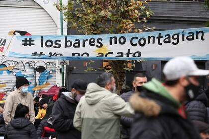 Convocatoria y reclamo de gastronómicos en Plaza Serrano por las restricciones 