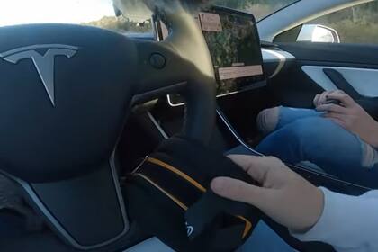 Cook colocó una especie de dispositivo en forma de cinta alrededor del volante para evitar que se activaran las alarmas y que el vehículo se detuviera