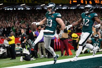 Cooper DeJean (33), de los Eagles, empieza a celebrar tras anotar un touchdown después de interceptar un pase a Patrick Mahomes durante la primera mitad del Super Bowl 59 en Nueva Orleans