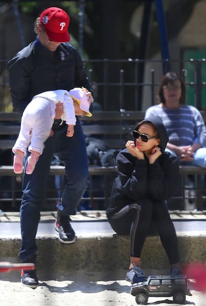 Cooper e Irina se divierten jugando con la pequeña Lea